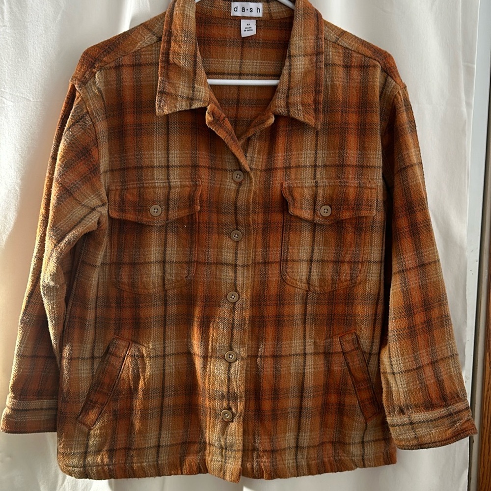 Ladies d a s h Plaid Shacket with pockets. Size Medium.